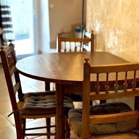 Charming For 4 People بيت للعطل *